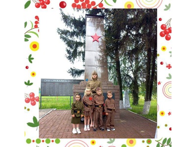 Возложение цветов к Братской могиле