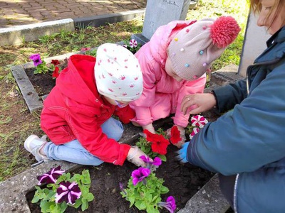 Озеленение братской могилы воинов, погибших за освобождение с. Гостищево в 1943 г