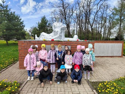 Возложение цветов к Братской могиле